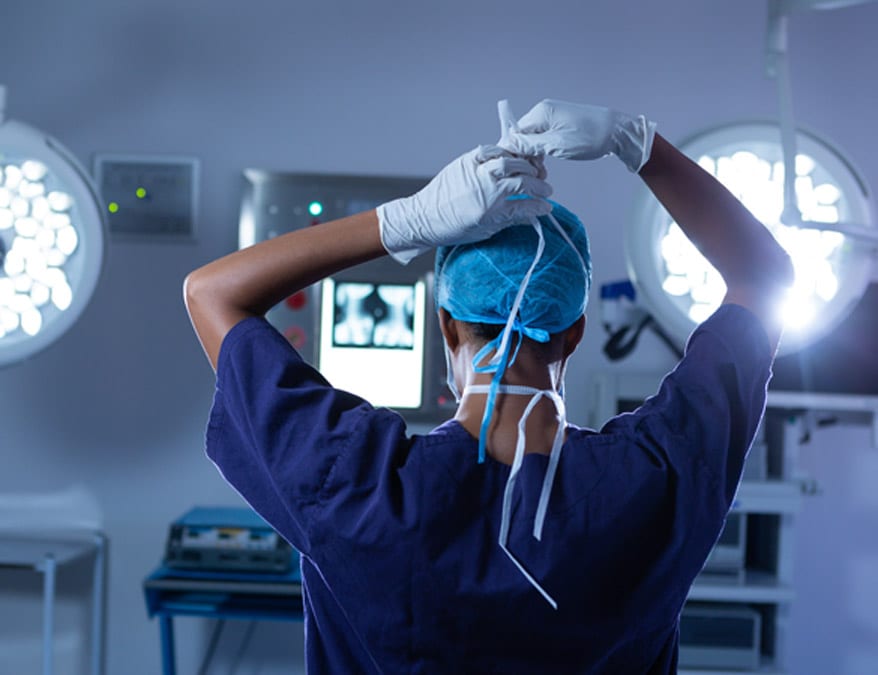 Female-surgeon-putting-on-mask-in-an-operating-room